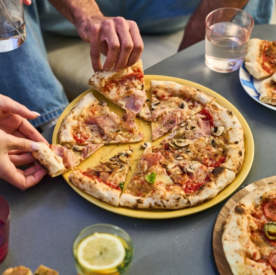 Pec na pizzu Tefal JM600TE0 Pizza Pronto bronzová Pizza na talíři