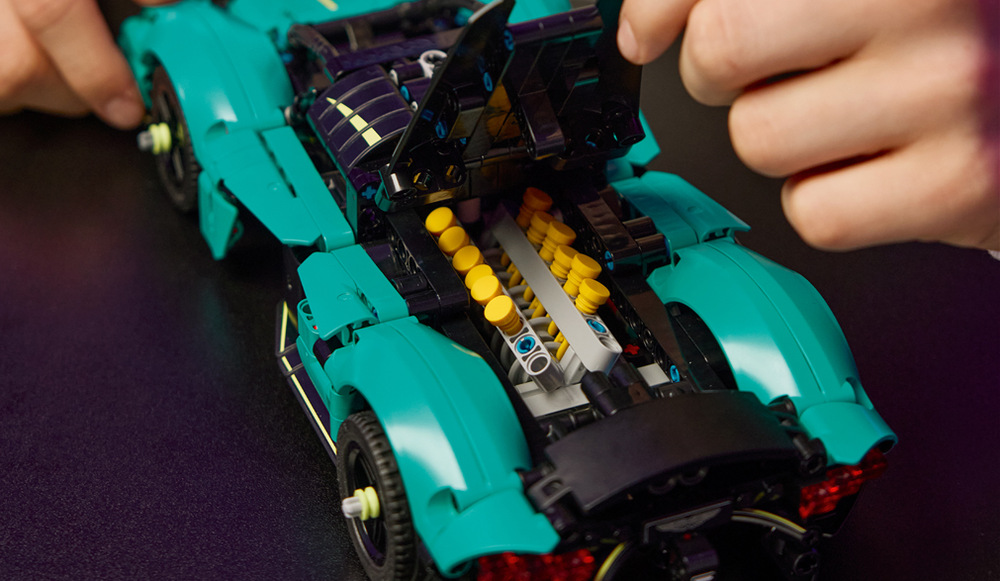 Stavebnice LEGO® Technic 42208 Aston Martin Valkyrie Výrazné modrozelené provedení, vyklápěcí dveře a možnost měnit směr jízdy lákají k vlastním automobilovým závodům.