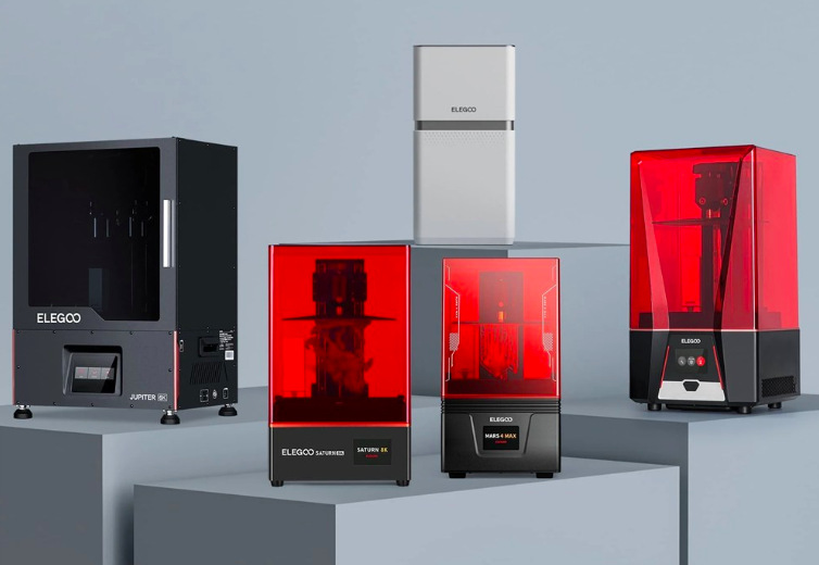 Čistička vzduchu Elegoo Mars Mate vedle kompatibilních resinových 3D tiskáren