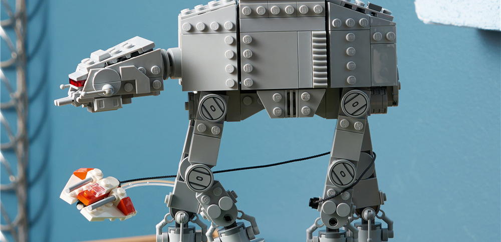 Stavebnice LEGO® Star Wars™ 75440 AT-AT™ Sestavitelný podstavec s cedulkou promění AT-AT v působivý sběratelský exponát pro tematickou výstavku.