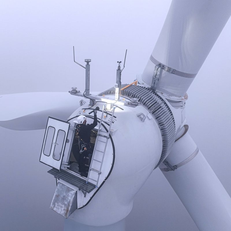 Svítilna LEDLENSER P18R černá Technik na větrné elektrárně si svítí pomocí svítilny LEDLENSER P18R s ovládacím kroužkem