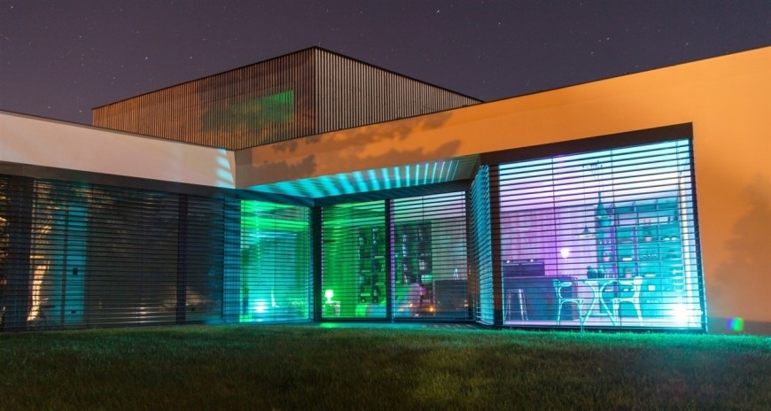 Žárovka LED IMMAX NEO SMART E14, C37, stmívatelná průhledná Stmívatelná LED žárovka IMMAX NEO SMART instalovaná v interiéru