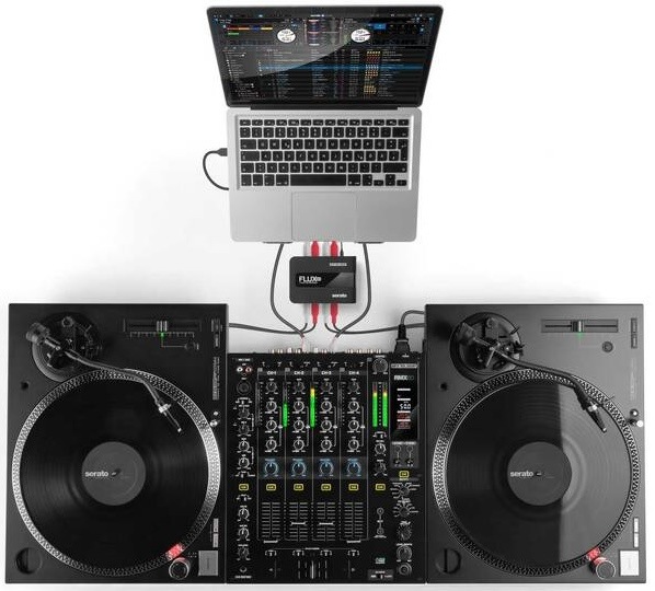 DJ setup s gramofony Reloop RP-5000 MK4 připojenými k mixážnímu pultu a notebooku