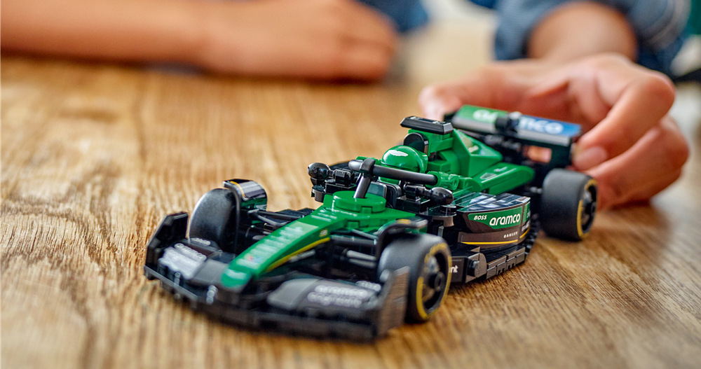 Po sestavení mohou děti s modelem závodit nebo ho vystavit společně s dalšími vozy LEGO Speed Champions a vytvořit vlastní startovní rošt.