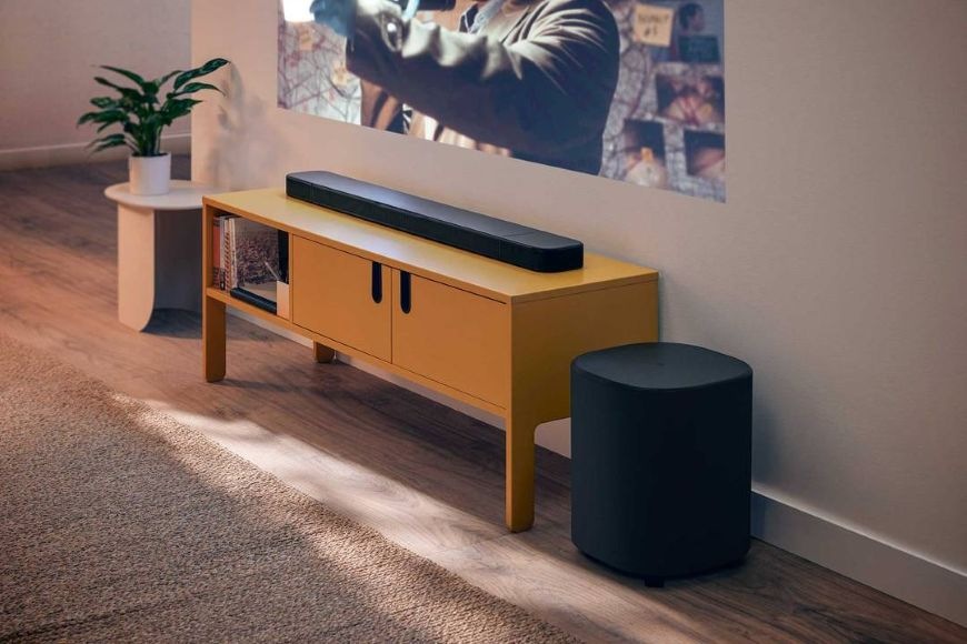 Soundbar a subwoofer JBL BAR 800 MK2 na televizním stolku