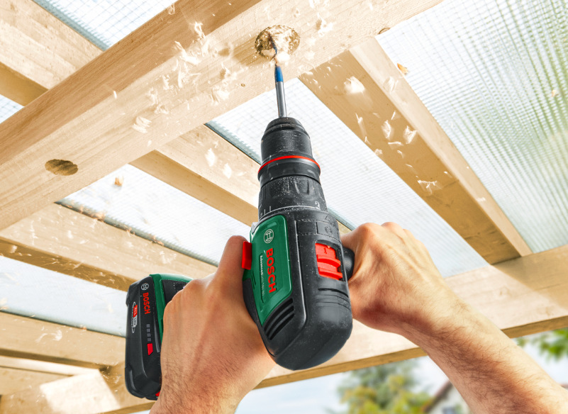 Vrtací šroubovák Bosch AdvancedDrill 18V-80 (bez baterie) Vrtací šroubovák Bosch AdvancedDrill 18V-80 při vrtání otvoru do dřevěné konstrukce