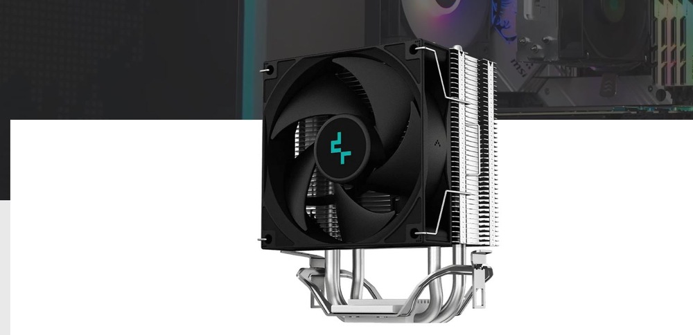  Chladič CPU s černými lopatkami ventilátoru a elegantním, moderním designem. Je vybaven chladicí věží se stříbrnými tepelnými trubicemi a stojí na tmavém pozadí.