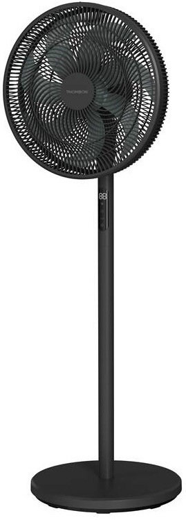 Černý stojanový ventilátor Thomson, model JULIA, s digitálním LED displejem na noze.