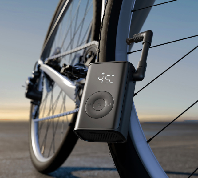 Huštění pneumatiky jízdního kola kompresorem Xiaomi Mijia Compact Portable s tlakem 45 psi