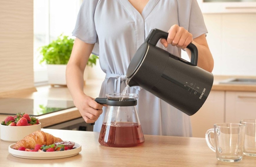 Rychlovarná konvice Sencor SWK 0610BK černá Žena zalévací čaj s varnou konvicí Sencor SWK 0610BK, 1,7 l