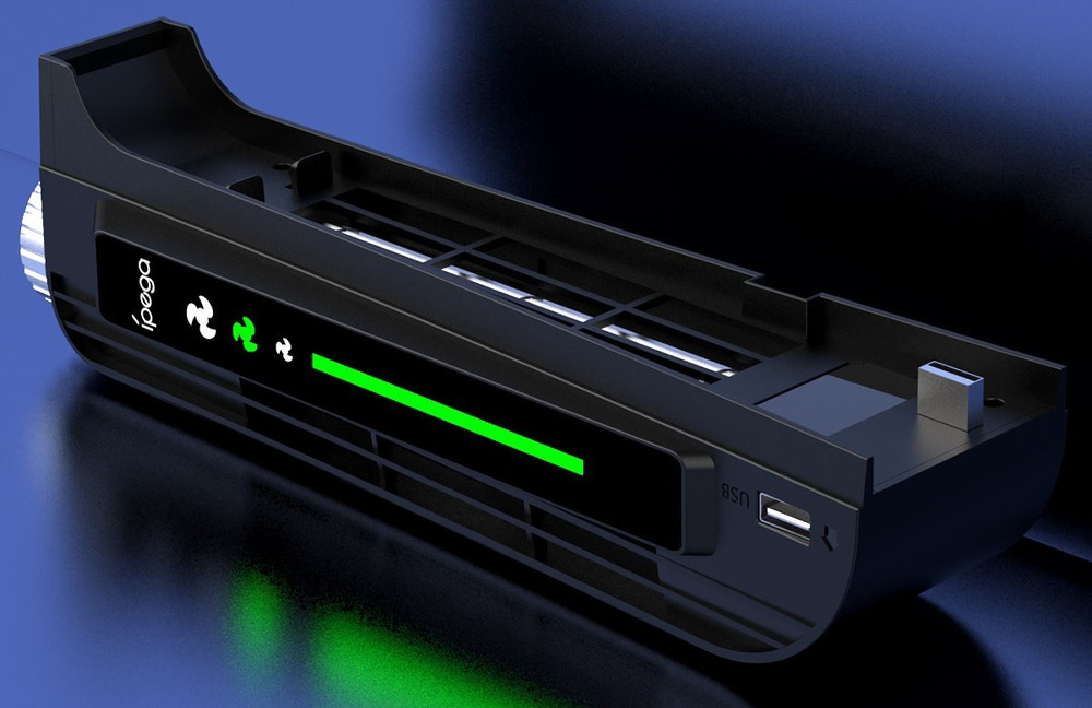 Chladič iPega P5031 - PS5 černý Na obrázku je samostatný černý chladič iPega P5031 pro PS5 bez nasazení na konzoli. Má podlouhlý tvar, po straně větrací mřížku, na lesklém panelu zelený světelný pruh a tři ikony režimu ventilátoru, z nichž prostřední svítí zeleně. Na pravé straně je vidět USB port a vlevo vystupuje stříbrné otočné kolečko pro ovládání.