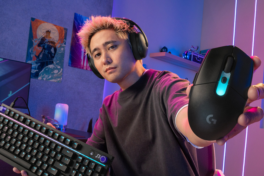 Hráč prezentující myš Logitech G305 X SUPERLIGHT vedle herní klávesnice