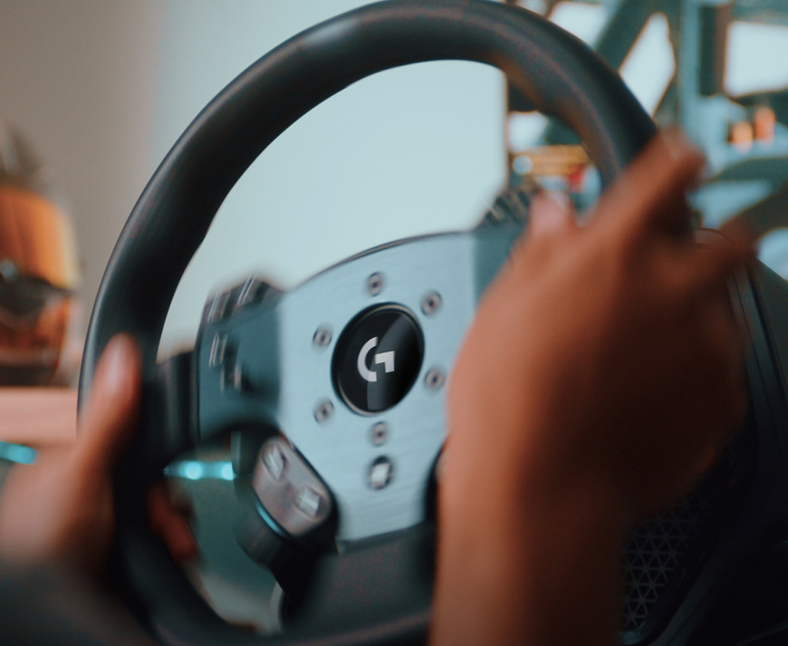 Volant Logitech G PRO Racing Wheel XB/PC černý Detail ovládání volantu Logitech G PRO Racing Wheel během závodní jízdy