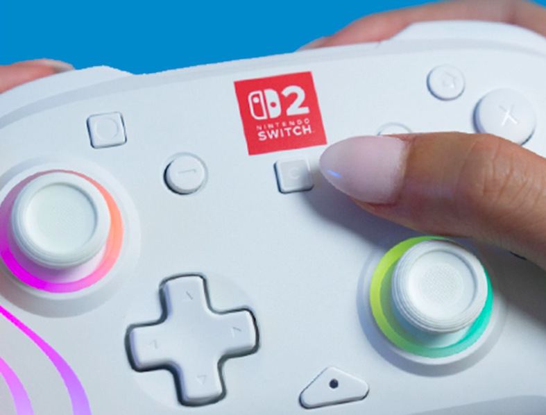 Prst stiskující tlačítko C pro otevření funkcí GameChat na Nintendo Switch 2