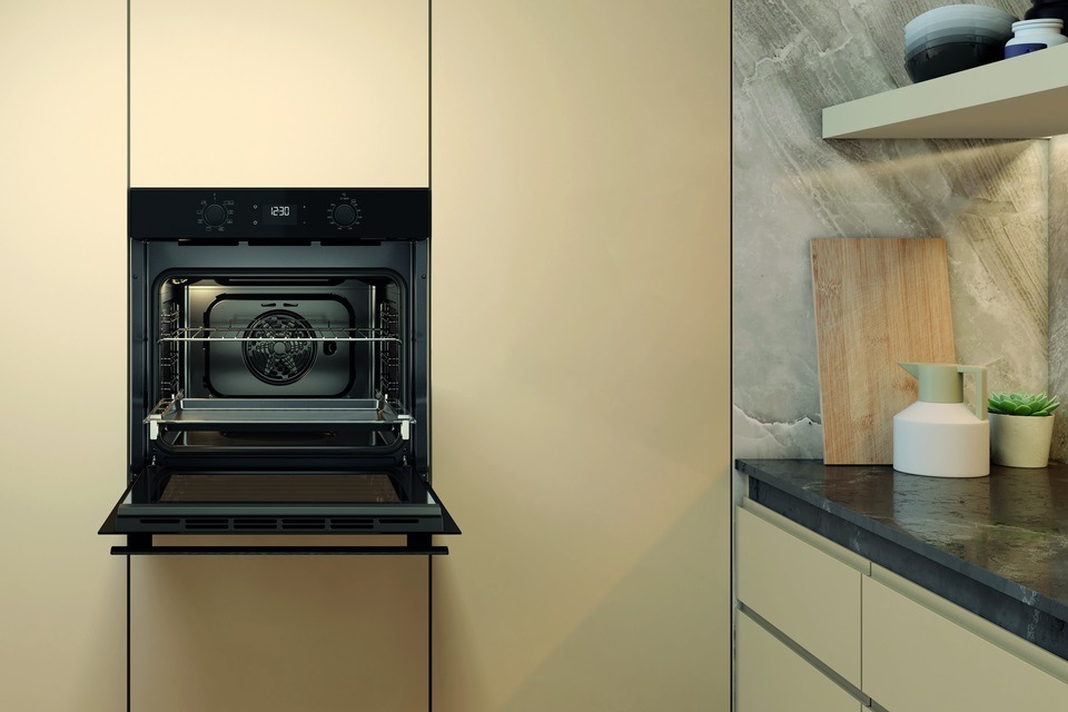 Horkovzdušná vestavná trouba Whirlpool OMR55CU1B, černá