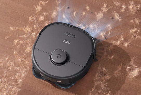 Robotický vysavač Anker Eufy X10 Pro Omni 8000Pa vysává zvířecí chlupy z podlahy