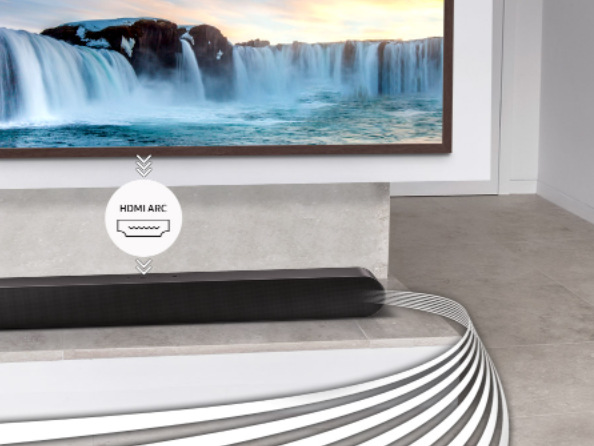 Soundbar Samsung HW-S50B černý V pozadí je televize Samsung, v popředí je soundbar Samsung, z nějž vychází zvuk znázorňěný bílými kruhy, mezi televizí a soundbarem je ikonka s nákresem HDMI portu a nápisem HDMI ARC
