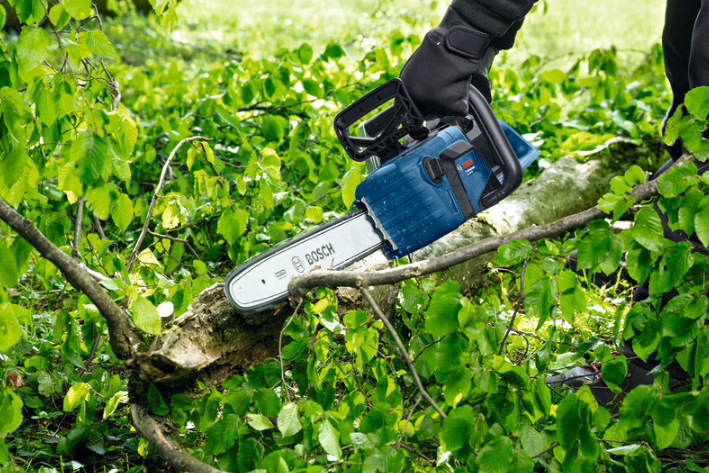 Akumulátorová pila Bosch Professional GKE 18V-40 při řezání větví na zahradě v reálném použití