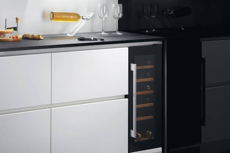 Vinotéka AEG SWB63001DG černá