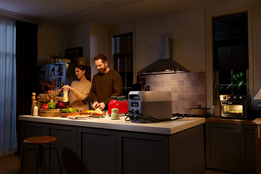 Nabíjecí stanice EcoFlow DELTA 3 Max (2048 Wh) šedá Rodina vaří v kuchyni s nabíjecí stanicí EcoFlow Delta 3 Max
