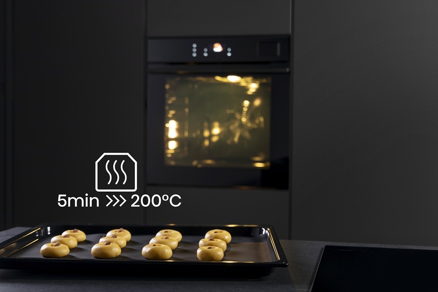 Trouba Hisense BFS615S8B černá V popředí je graficky znázorněno, že trouba v pozadí disponuje rychlým předehřevem, kdy dosáhne teploty 200 °C za pouhých 5 minut.