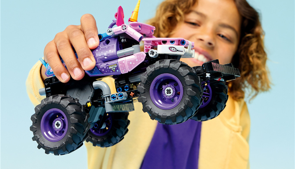Z 243 dílků vznikne model připravený na závody, skoky a překážky, které dětem přibližují fungování technických mechanismů.