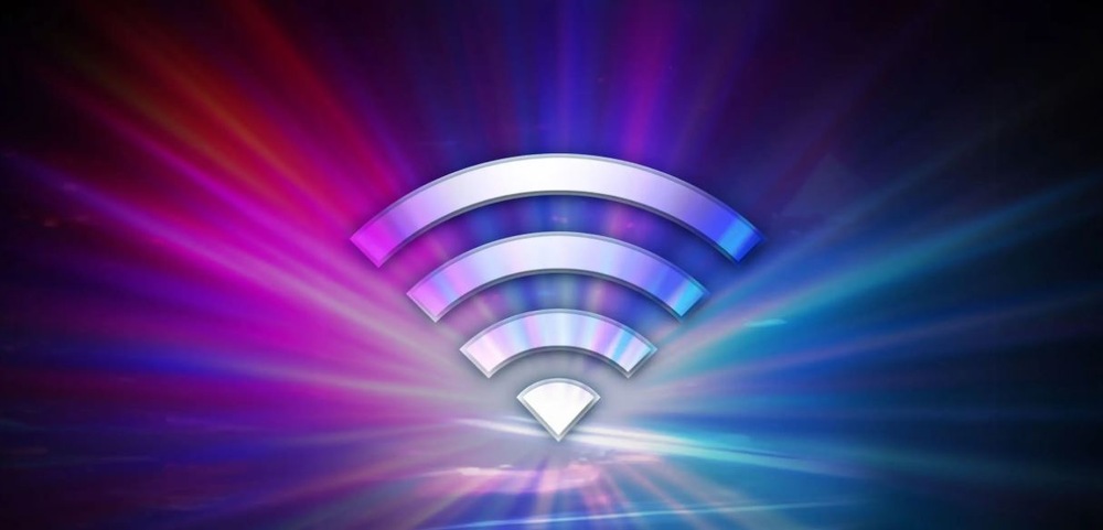 V centru se nachází kovový symbol Wi-Fi, který vyzařuje světlo na živém pozadí fialových, růžových a modrých paprsků a vyjadřuje propojení a energii.