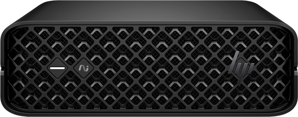 Na obrázku je kompaktní stolní počítač HP Z2 Mini G1i v černém provedení. Je focený zepředu a má nízké, široké tělo se zaoblenými rohy. Celou přední stranu kryje výrazná černá mřížka s hustým geometrickým vzorem. Vlevo jsou dva malé ovládací prvky a vpravo logo HP.