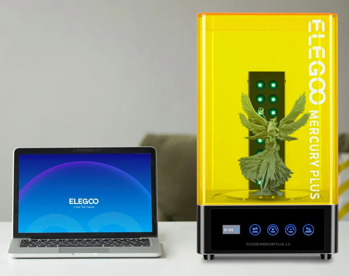 Elegoo Mercury Plus 2.0 vedle notebooku pro porovnání rozměrů čisticí a vytvrzovací stanice