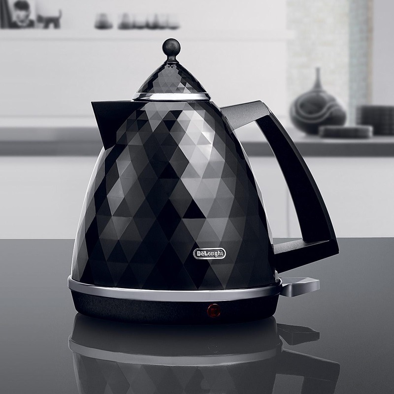 Rychlovarná konvice De'Longhi Brillante KBJ2001BK černý Rychlovarná konvice De'Longhi Brillante KBJ2001BK černý