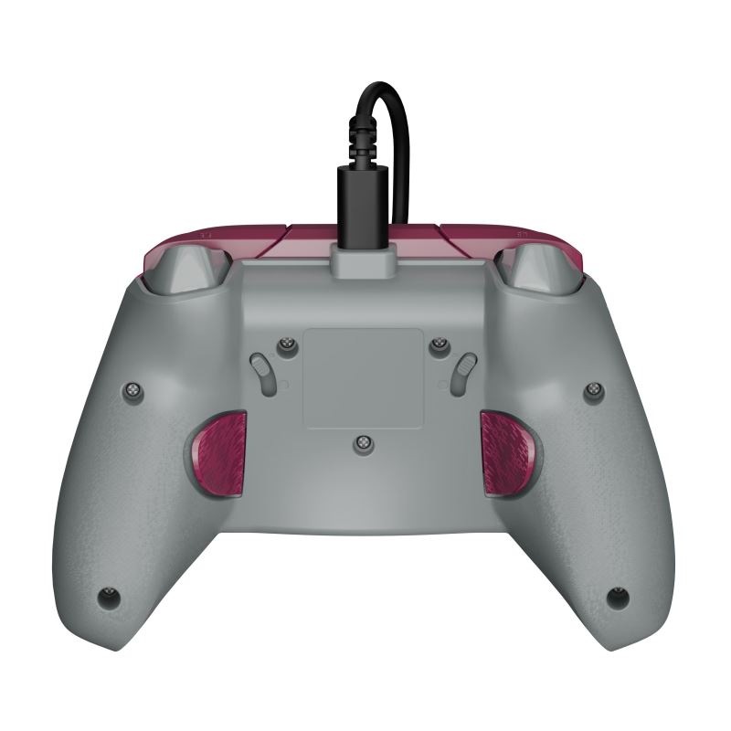 Připojení USB-C kabelu k hernímu ovladači Turtle Beach Rematch Advanced Kyoto Bloom