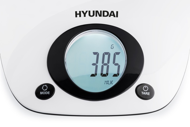 Detail na velký LCD displej kuchyňské váhy Hyundai KVE034 ukazující naměřenou hodnotu objemu mléka
