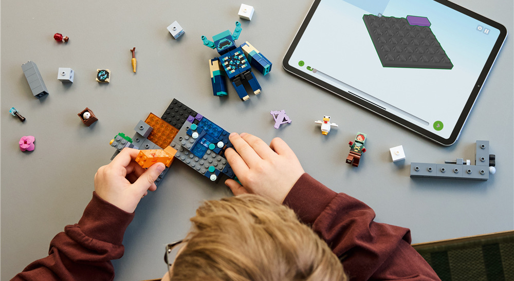 Stavebnice LEGO® Minecraft® 21274 Setkání se Strážcem Po sestavení mohou děti jeskyni dále upravovat a díky aplikaci LEGO Builder si užít Minecraft dobrodružství mimo obrazovku.
