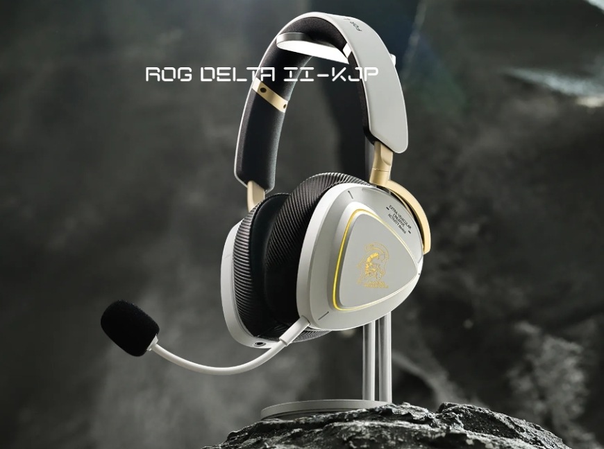 Headset Asus ROG Delta II-KJP bílý Herní headset Asus ROG Delta II-KJP vystavený na stojanu v tmavém studiovém prostředí