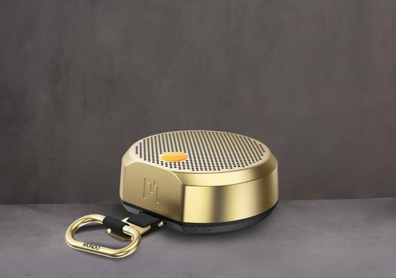Přenosný reproduktor Mondo Speaker Small zlatý Kompaktní reproduktor Mondo Speaker Small s praktickou karabinou na přenášení