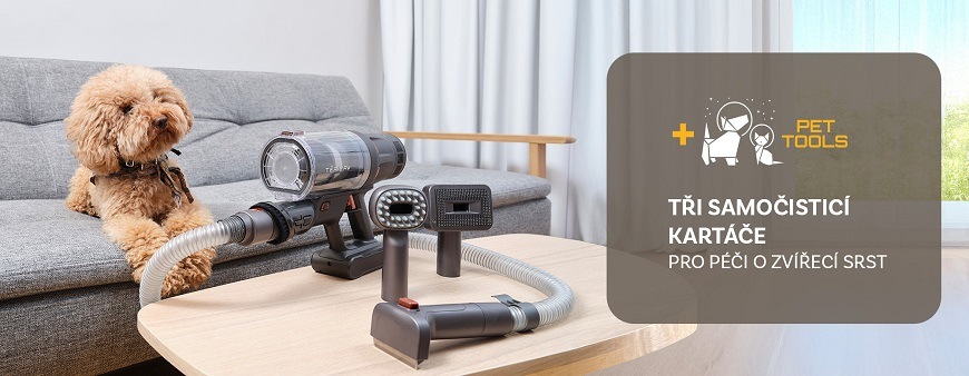 Tyčový vysavač ETA Terier se sadou tří samočisticích kartáčů Pet Tools pro péči o zvířecí srst. Na obrázku je hnědý kudrnatý pes na pohovce a příslušenství k vysavači na stole