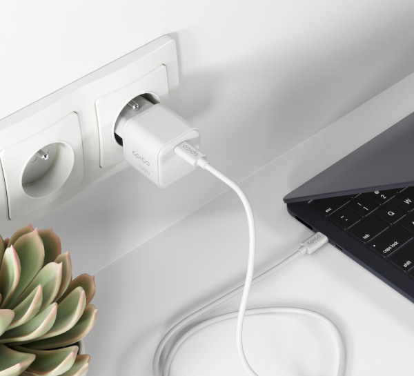 Nabíječka do sítě Epico UltraBoost Micro AVS GaN 100W bílý Napájecí adaptér Epico UltraBoost Micro AVS GaN 100W připojený do zásuvky vedle notebooku a USB-C kabelu