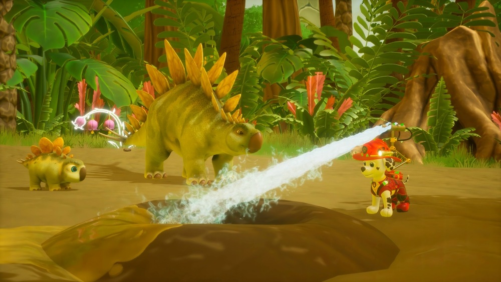 Lesní scenérie, kde malý dinosaurus a dinosauří mládě sledují Marshalla v hasičské uniformě, jak stříká vodu do díry. Obklopuje je bujná zeleň a červené květy.
