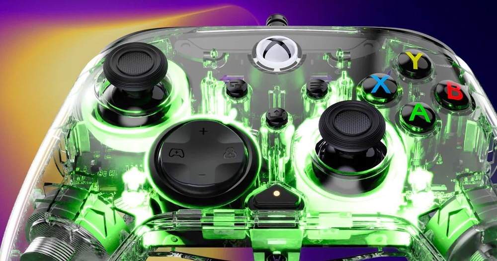 Gamepad Turtle Beach Afterglow Wired RGB, XBOX X/S, XBOX One, PC průhledný Pohled zblízka na přední část ovladače Turtle Beach Afterglow Wired RGB s ovládacími prvky.
