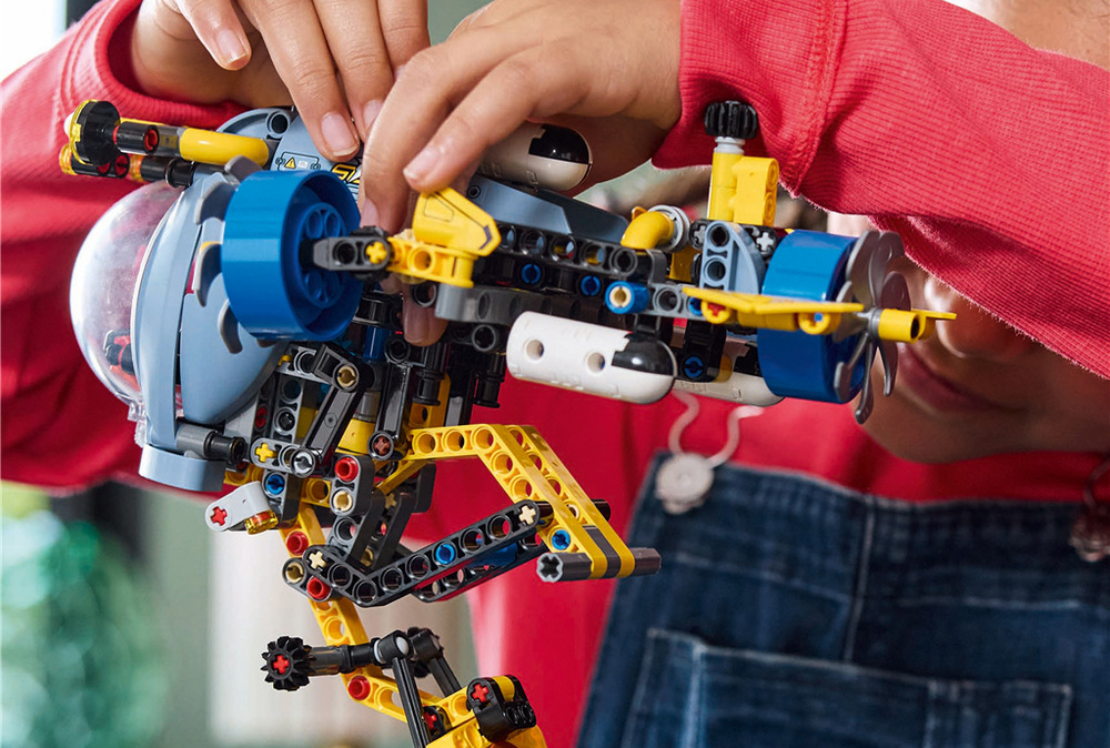 Stavebnice LEGO® Technic 42201 Hlubinná výzkumná ponorka Výzkumná ponorka zavede děti do světa pod hladinou, kde mohou vymýšlet vlastní průzkumné mise.