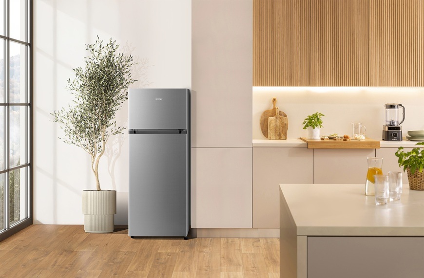 Chladnička Gorenje G200 RF414DPS4 Inoxlook Kombinovaná chladnička Gorenje RF414DPS4 volně stojí v kuchyni.