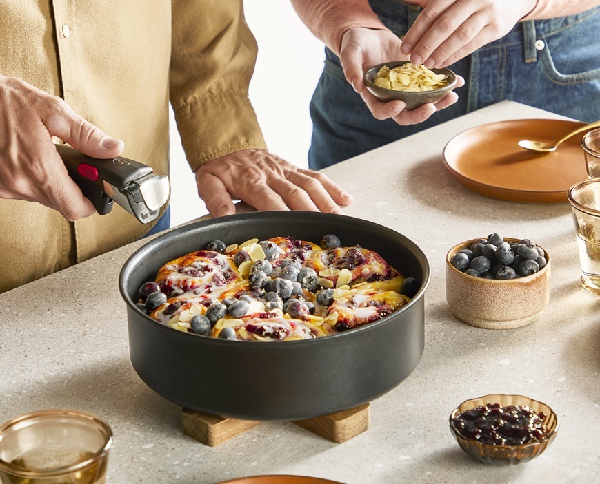 Sada nádobí Tefal Ingenio Excellence+ P0079002, 4 ks černá Muž a žena připravují večeri.
