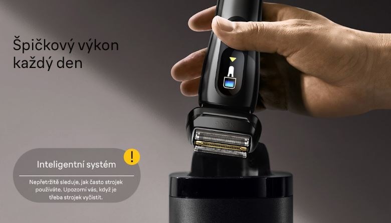 Holicí strojek Braun NEVO17010C grafitový Mužská ruka drží holicí strojek Braun NEVO17010C, který umísťuje do nabíjecí a čisticí stanice.