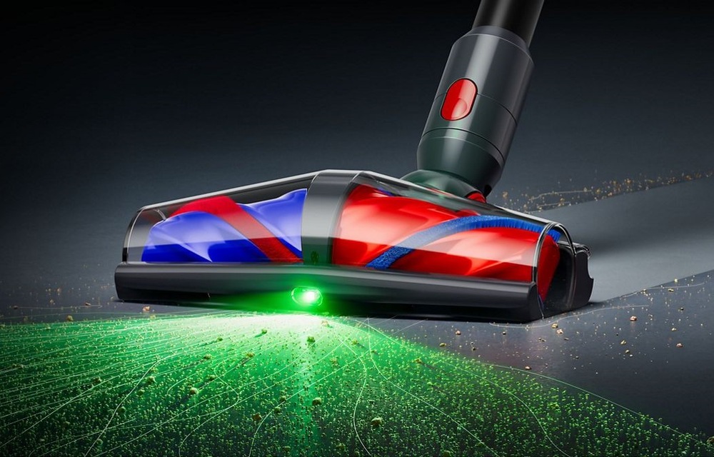 Tyčový vysavač Dyson V10 Konical + Auto Dok černý Podlahová hubice je vybavena osvětlením, které si posvítí i na ten nejjemnější prach.