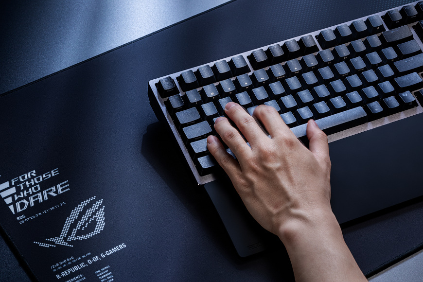Klávesnice Asus ROG Azoth 96 HE CZ/SK černá Asus ROG Azoth 96 HE – psaní na klávesnici