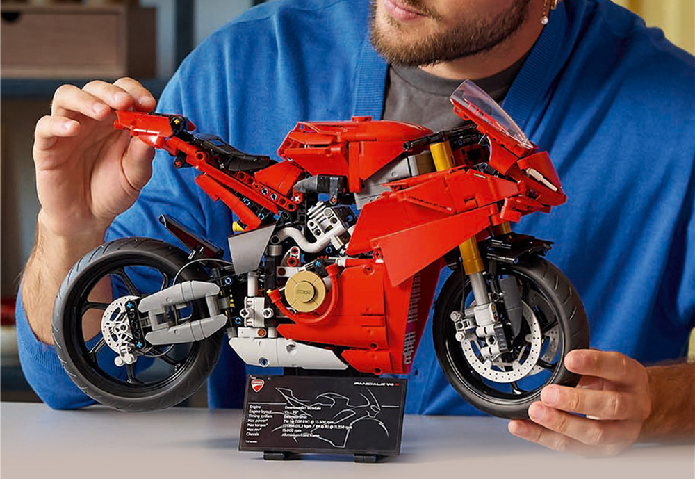 1 604 dílků nabízí dospělým stavitelům propracovaný projekt plný detailů a technických principů.