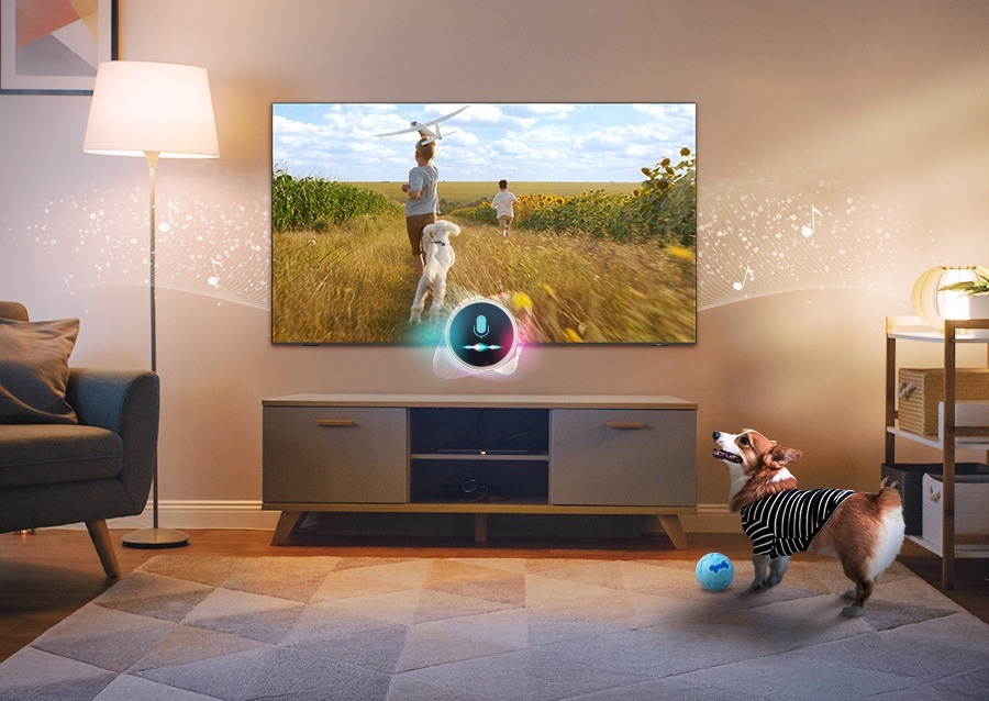 Televize Samsung QE85QN85F Pes v obývacím pokoji u televize - funkce rozpoznání štěkání televize Samsung