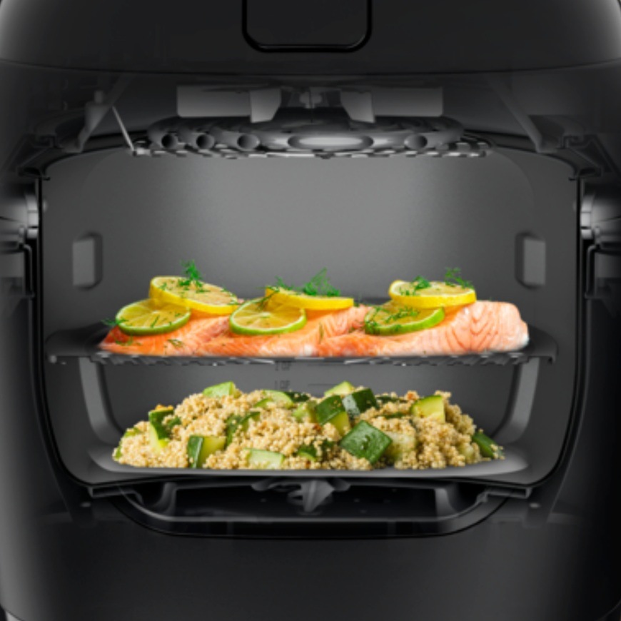 Multifunkční hrnec Tefal MY731BF0 připravuje rybu s citronem a přílohu z kuskusu v jednom spotřebiči.