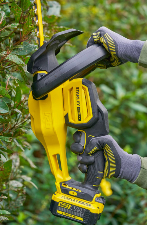 Detail ergonomické rukojeti nůžek Stanley FatMax SFMCHT655B-XJ při práci