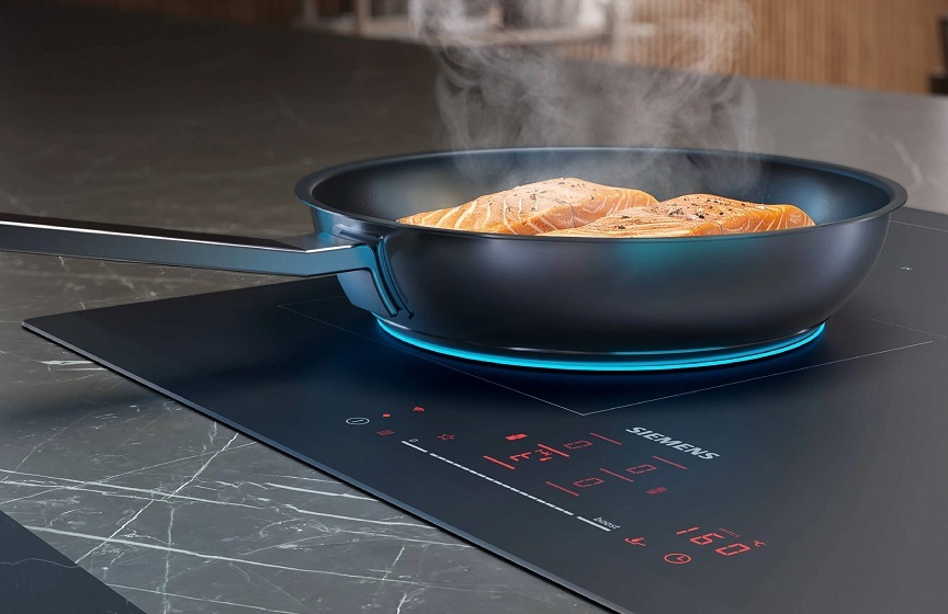 Pánev položená na varné desce Siemens demonstruuje frying senzor, který dohlíží, aby se jídlo nepřipálilo